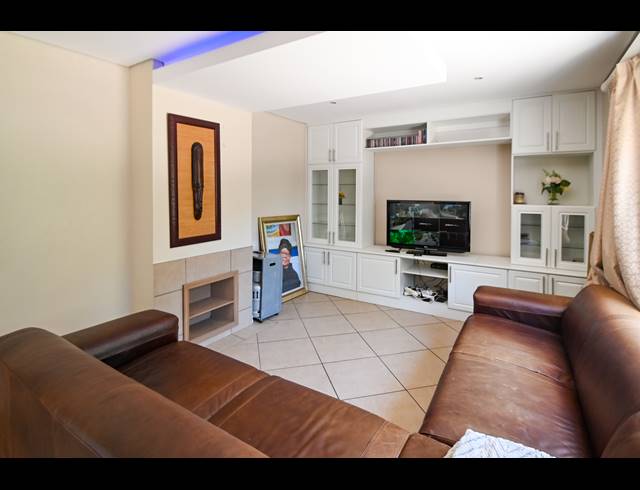 7 BEDROOM HOUSE FOR SALE IN HIGHLANDS HILLS